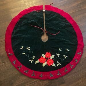 VTG 2001 Christmas Tree Skirt Red & Green Velvet 42” Poinsettia & Holly Berries